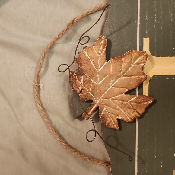 Wooden door sign with J - Picture 4 of 5